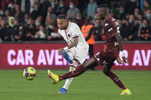 同曦外援空中伸脚踹赵继伟！裁判吹罚违体犯规